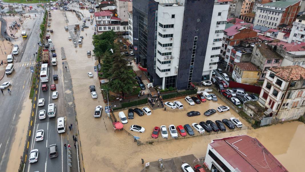 Sel suları Trabzon’u vurdu! Toklu deresi taştı, eski devlet sahil yolu Venedik’e döndü 3